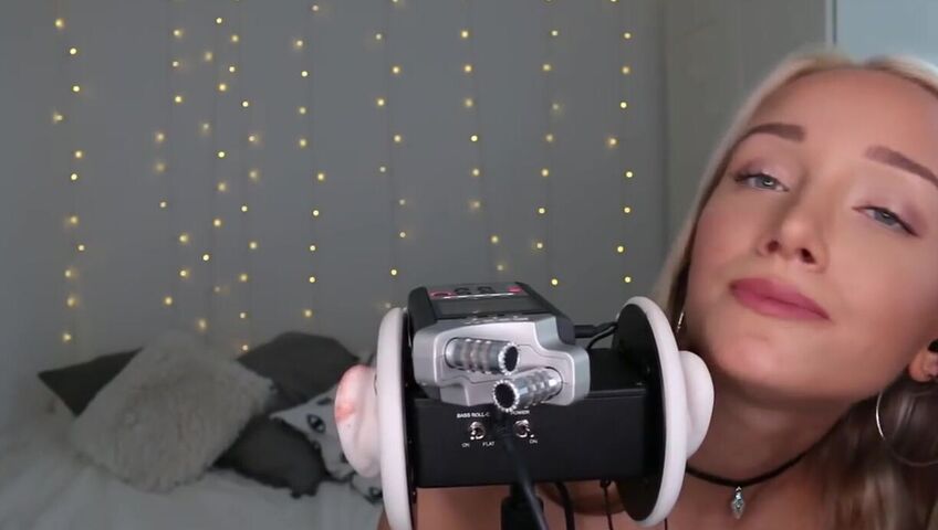 GwenGwiz ASMR Ear Licking & Sucking !