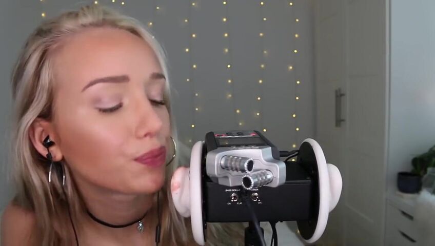 GwenGwiz ASMR Ear Licking & Sucking !