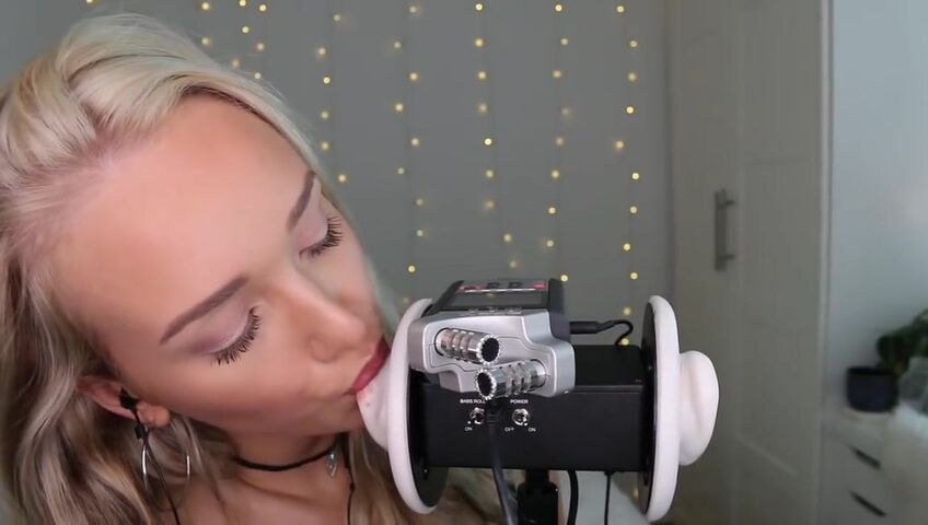 GwenGwiz ASMR Ear Licking & Sucking !