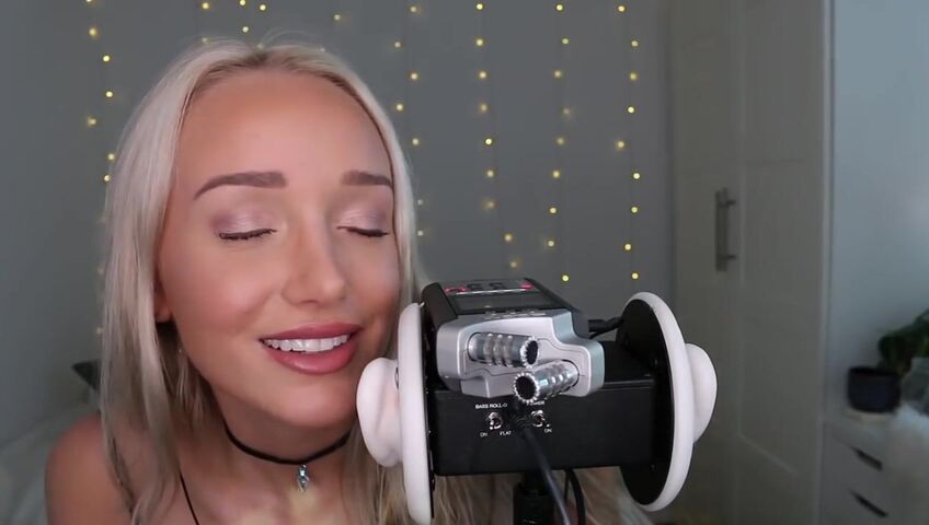 GwenGwiz ASMR Ear Licking & Sucking !