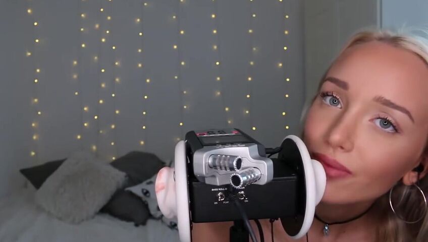 GwenGwiz ASMR Ear Licking & Sucking !