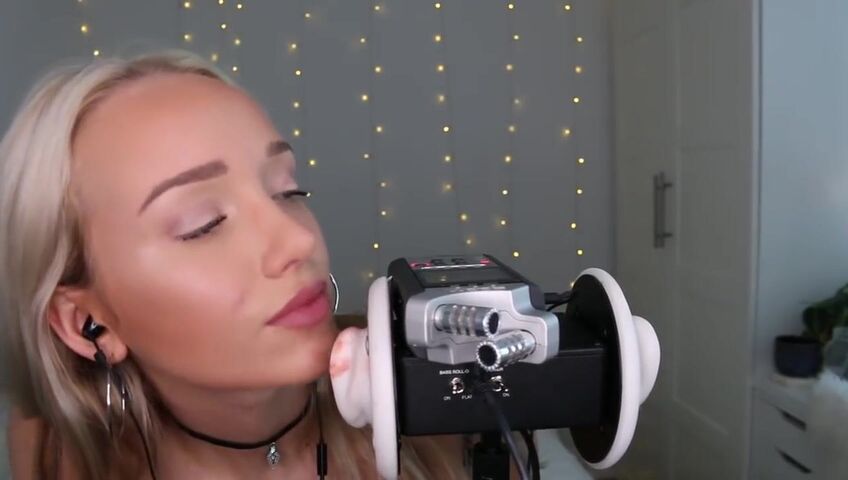 GwenGwiz ASMR Ear Licking & Sucking !