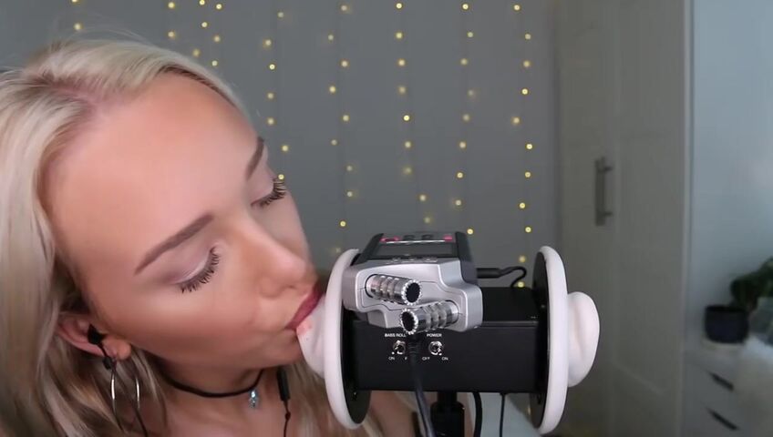 GwenGwiz ASMR Ear Licking & Sucking !