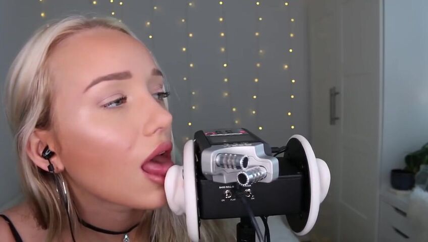 GwenGwiz ASMR Ear Licking & Sucking !