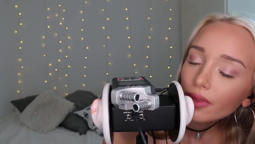 GwenGwiz ASMR Ear Licking & Sucking !