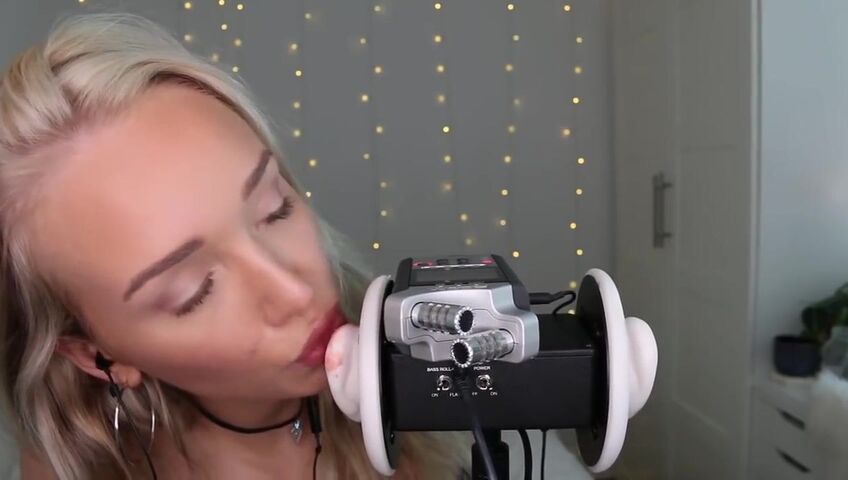 GwenGwiz ASMR Ear Licking & Sucking !