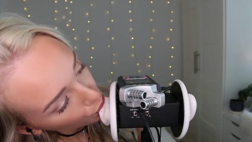 GwenGwiz ASMR Ear Licking & Sucking !