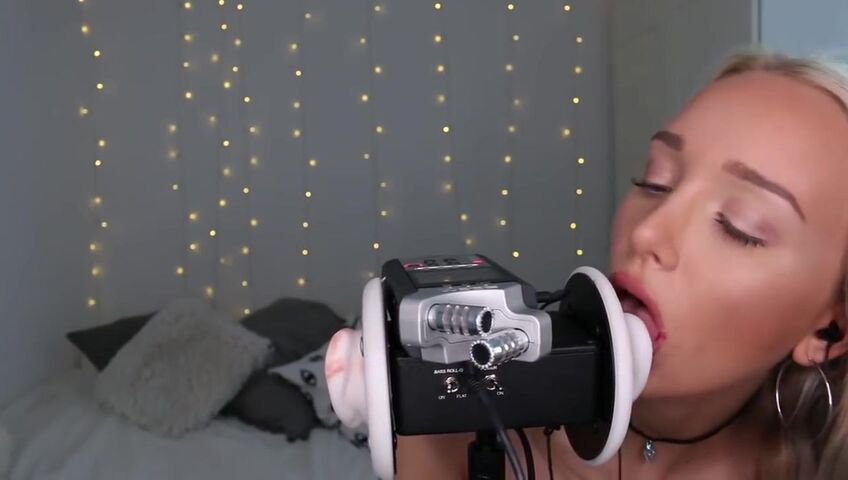 GwenGwiz ASMR Ear Licking & Sucking !