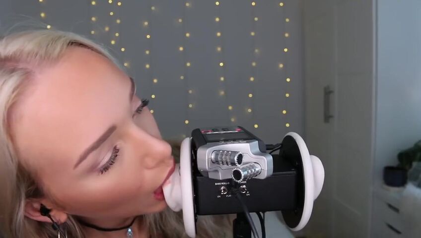 GwenGwiz ASMR Ear Licking & Sucking !