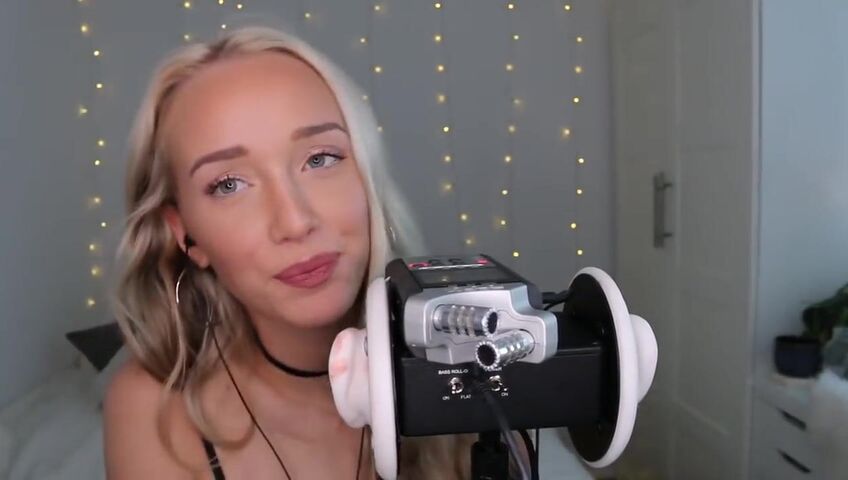 GwenGwiz ASMR Ear Licking & Sucking !