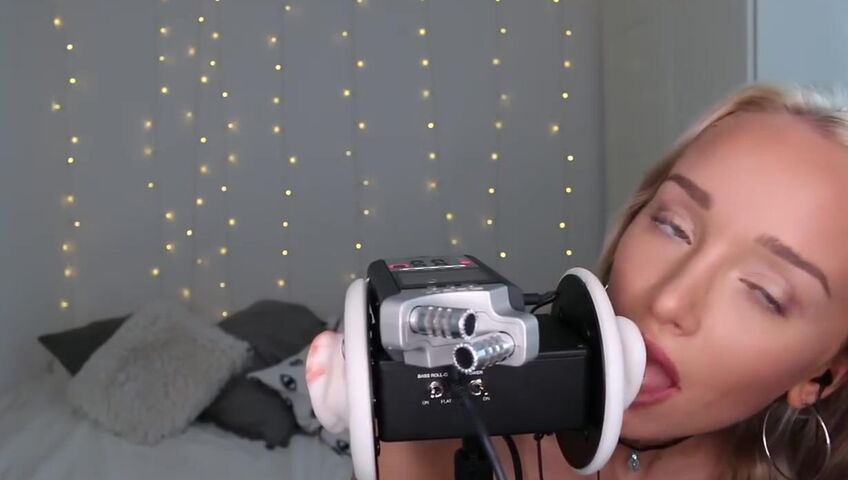GwenGwiz ASMR Ear Licking & Sucking !