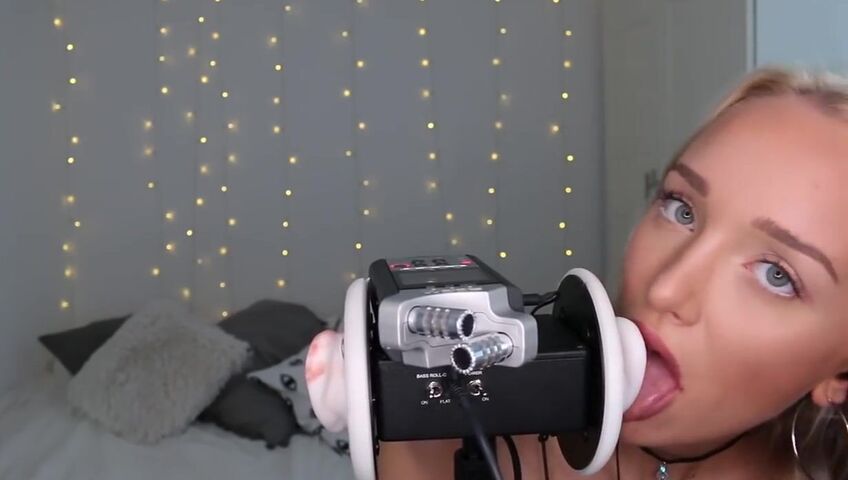 GwenGwiz ASMR Ear Licking & Sucking !