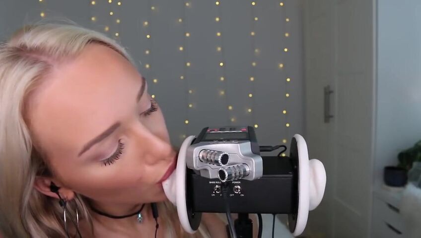 GwenGwiz ASMR Ear Licking & Sucking !