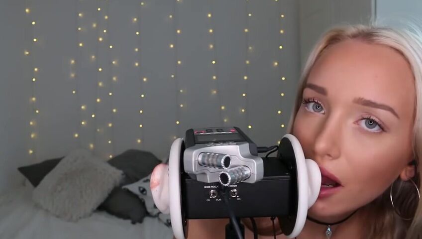 GwenGwiz ASMR Ear Licking & Sucking !