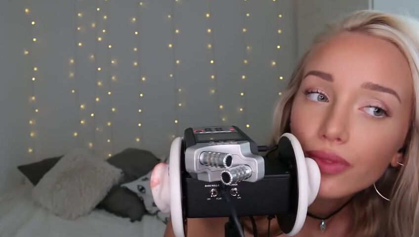 GwenGwiz ASMR Ear Licking & Sucking !