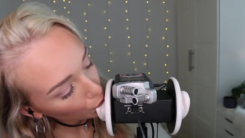 GwenGwiz ASMR Ear Licking & Sucking !