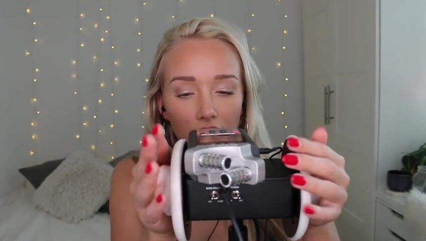 GwenGwiz ASMR Ear Licking & Sucking !