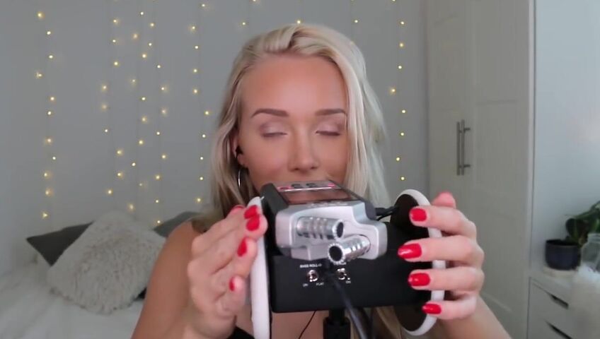 GwenGwiz ASMR Ear Licking & Sucking !