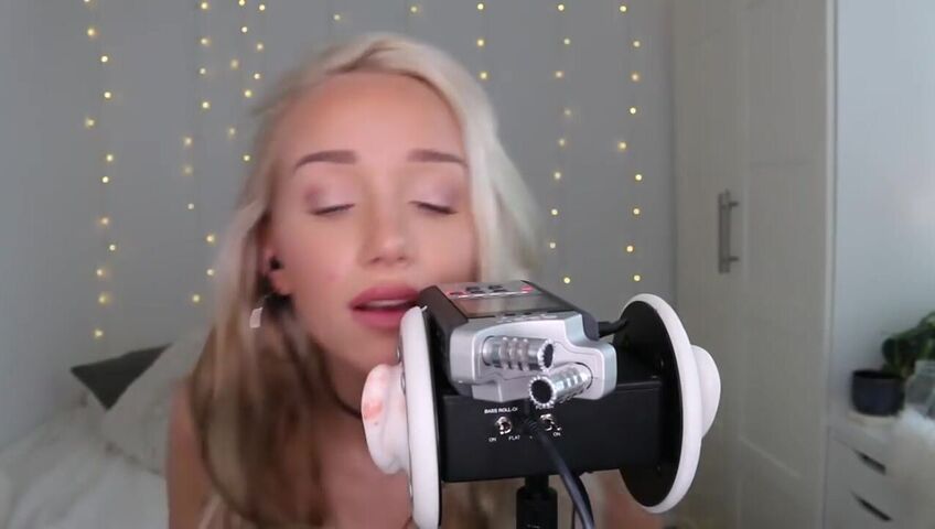GwenGwiz ASMR Ear Licking & Sucking !