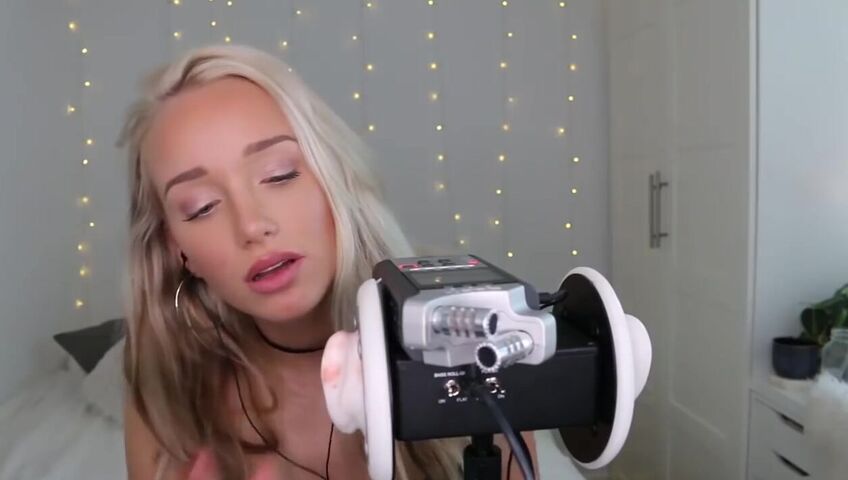 GwenGwiz ASMR Ear Licking & Sucking !