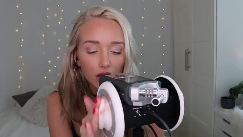 GwenGwiz ASMR Ear Licking & Sucking !