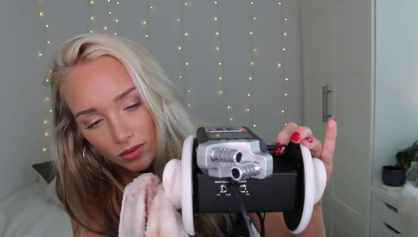 GwenGwiz ASMR Ear Licking & Sucking !