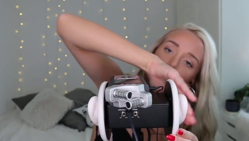 GwenGwiz ASMR Ear Licking & Sucking !