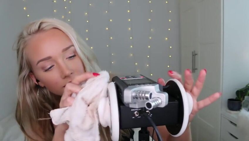 GwenGwiz ASMR Ear Licking & Sucking !