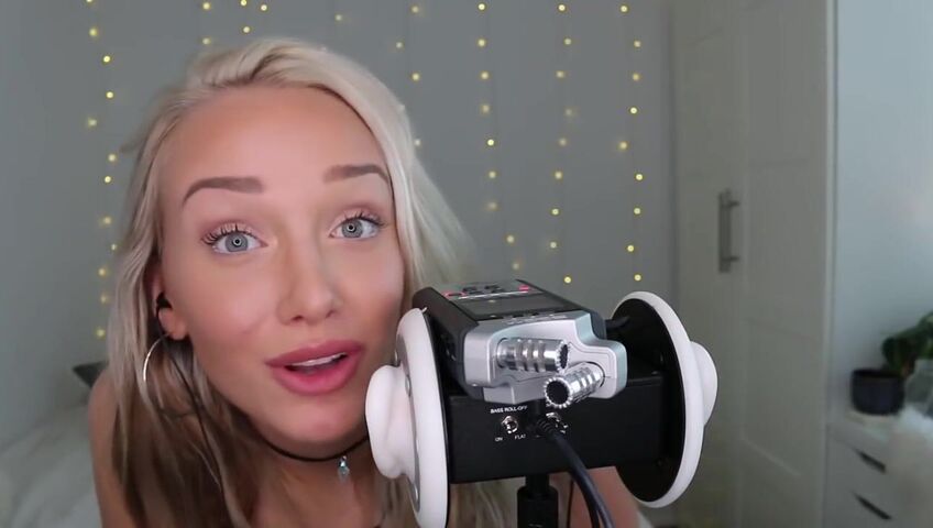 GwenGwiz ASMR Ear Licking & Sucking !