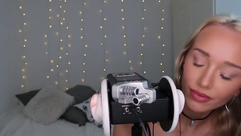 GwenGwiz ASMR Ear Licking & Sucking !