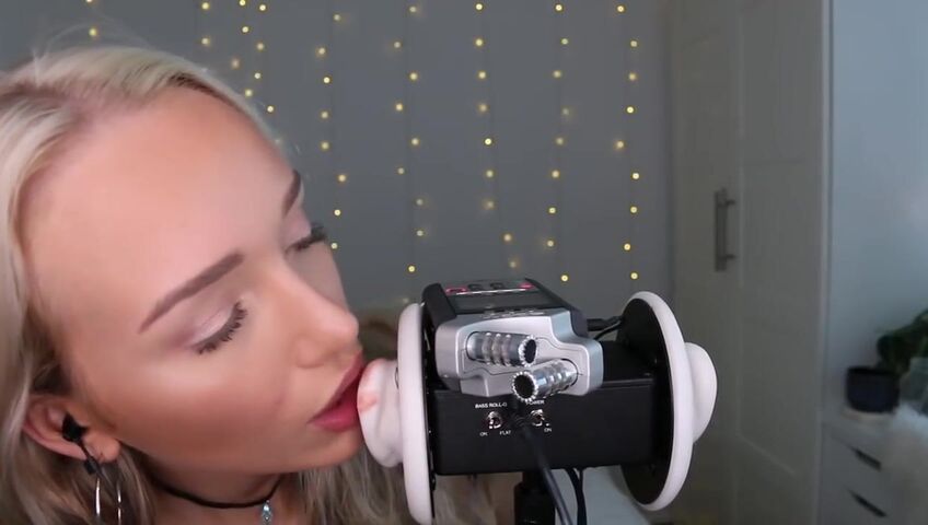 GwenGwiz ASMR Ear Licking & Sucking !