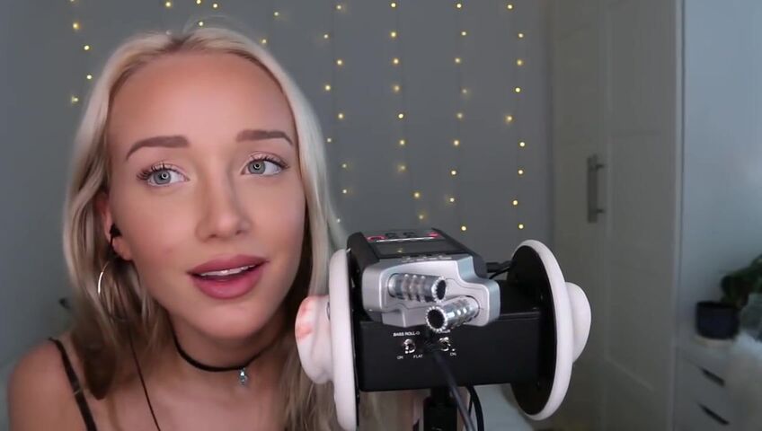 GwenGwiz ASMR Ear Licking & Sucking !