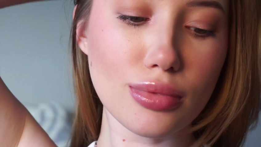 Babyheavanian - Lipstick Try on Close to Camera