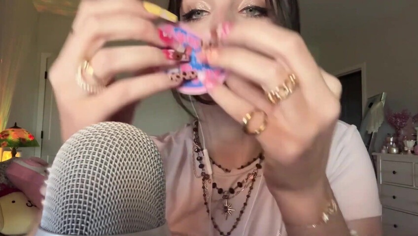 Beebee ASMR - XL Nail Tapping, Scratching, w⧸ Random Objects, Upclose Whisperi