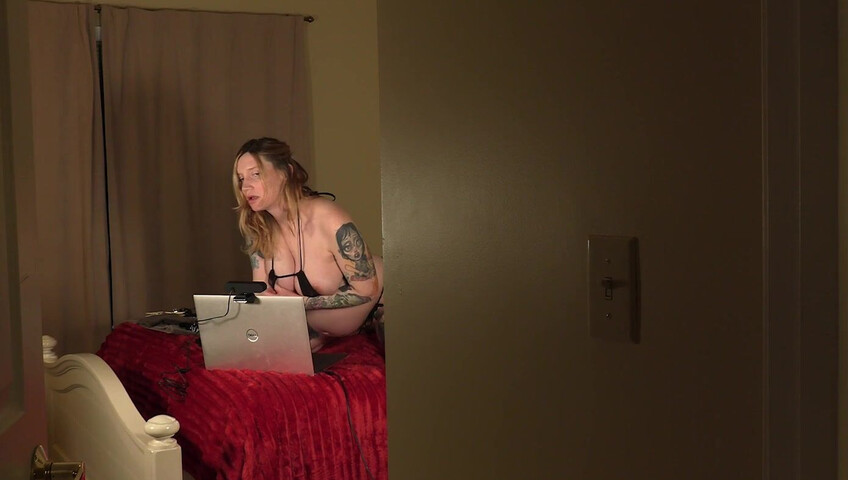 Bettie Bondage - 18 January 2025 - Pregnant Mom Caught Camming