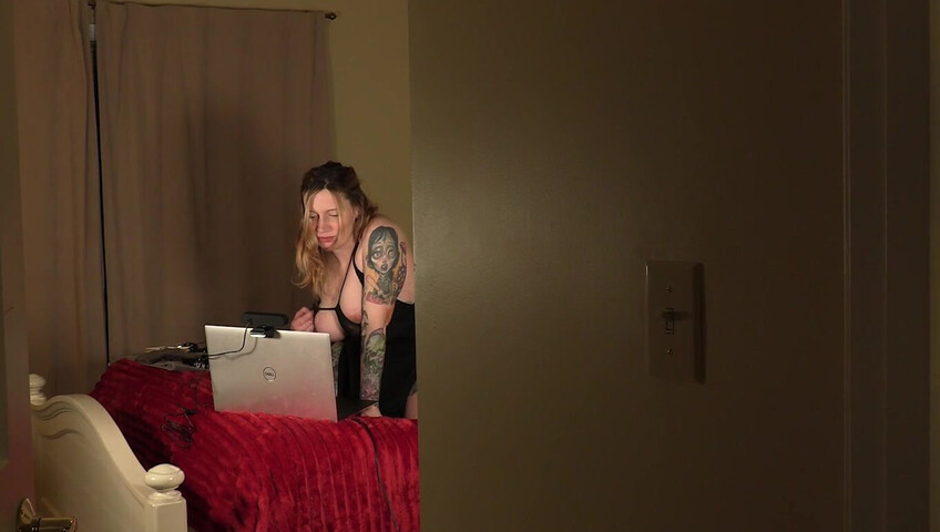 Bettie Bondage - 18 January 2025 - Pregnant Mom Caught Camming