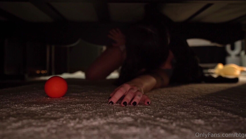 Bigtittygothegg - Get Stuck Under the Bed