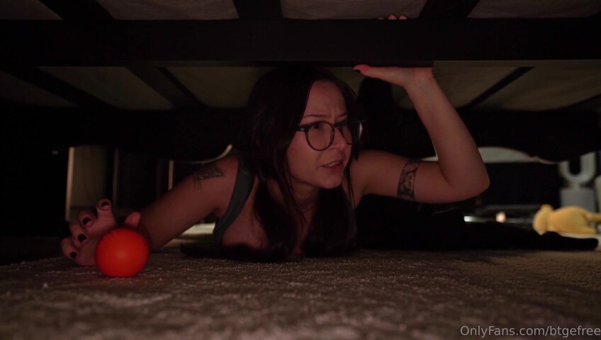 Bigtittygothegg - Get Stuck Under the Bed