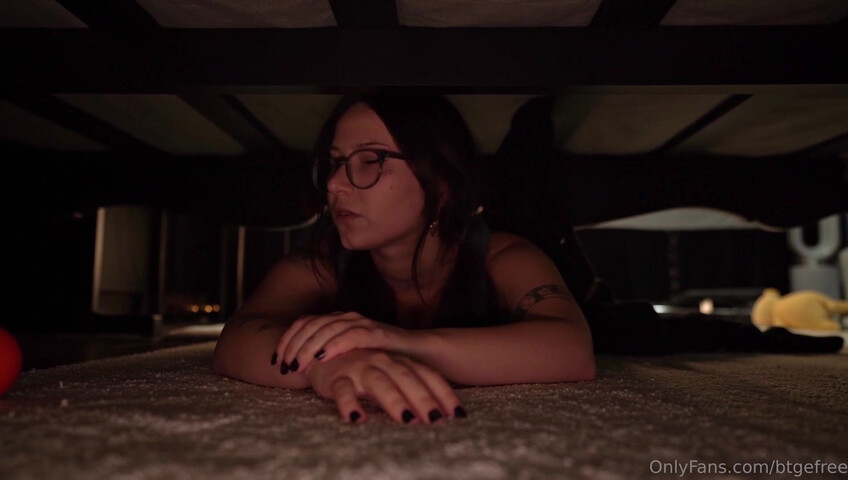 Bigtittygothegg - Get Stuck Under the Bed