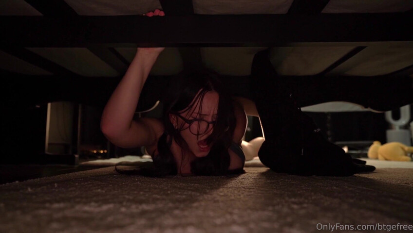 Bigtittygothegg - Get Stuck Under the Bed