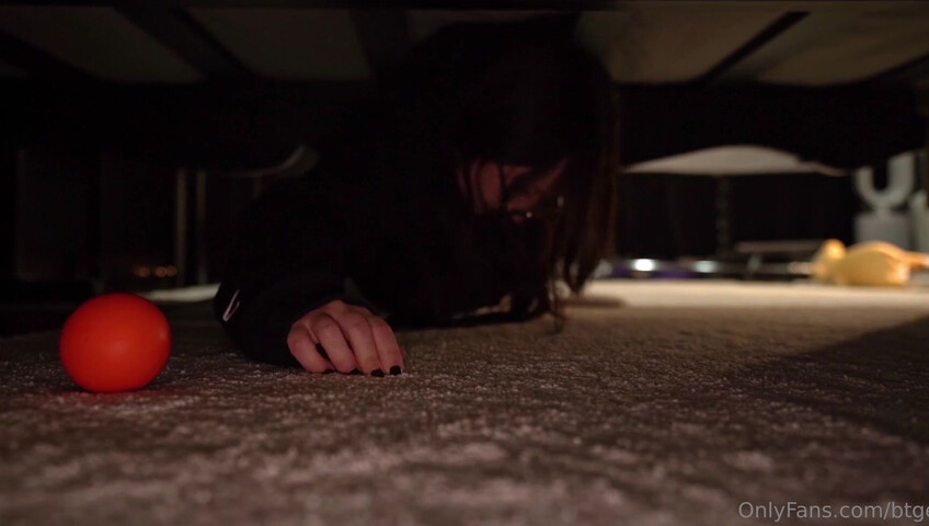Bigtittygothegg - Get Stuck Under the Bed
