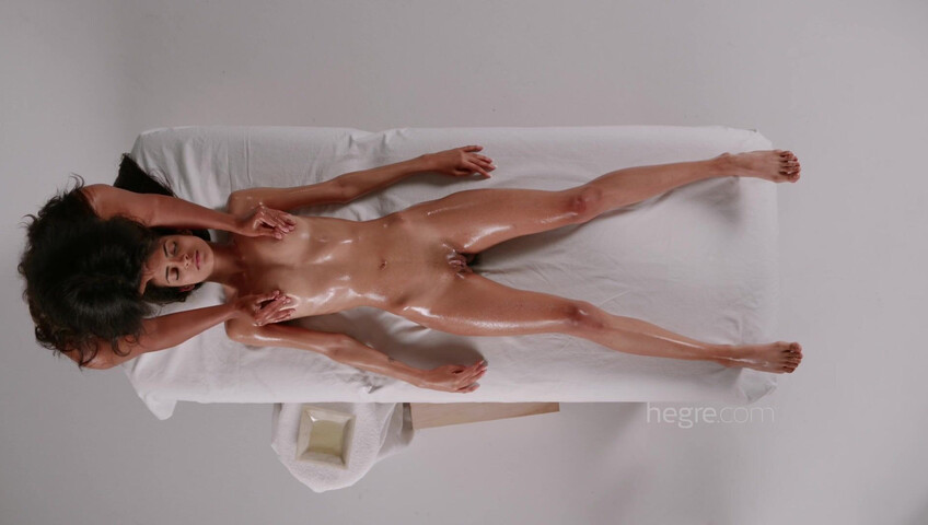 Clau And Leela - Close Up Tantric Massage