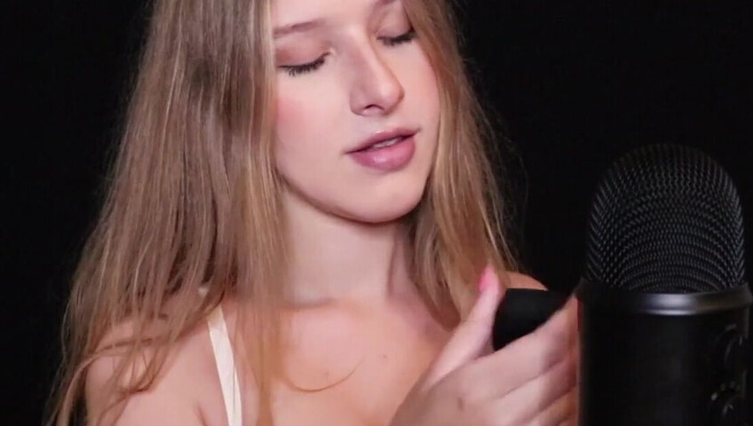 Diddly ASMR - 30 April 2021 - Vibrator sounds right up in the mic