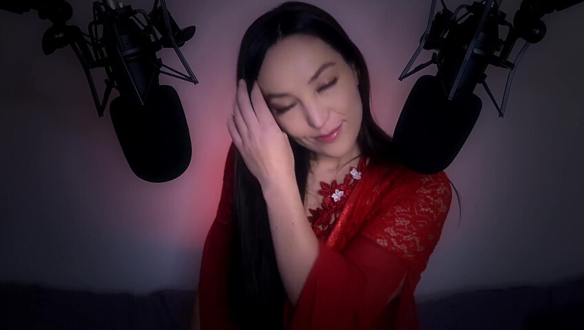 [ASMR] Girlfriend Makes You Have Sweet Dreams ❤️ (Sweet Nothings & Skin Tracing)