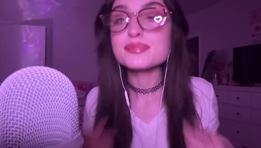 beebee ASMR - Manga Gripping, Tapping, Upclose Whispering