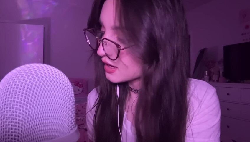 beebee ASMR - Manga Gripping, Tapping, Upclose Whispering