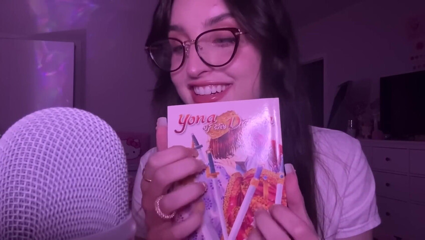 beebee ASMR - Manga Gripping, Tapping, Upclose Whispering