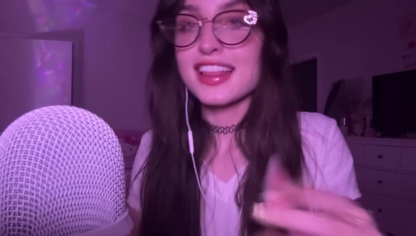 beebee ASMR - Manga Gripping, Tapping, Upclose Whispering