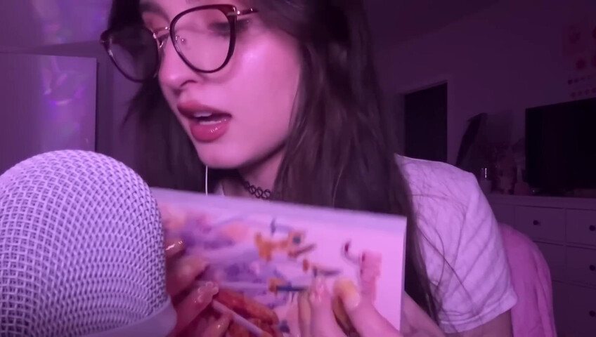 beebee ASMR - Manga Gripping, Tapping, Upclose Whispering