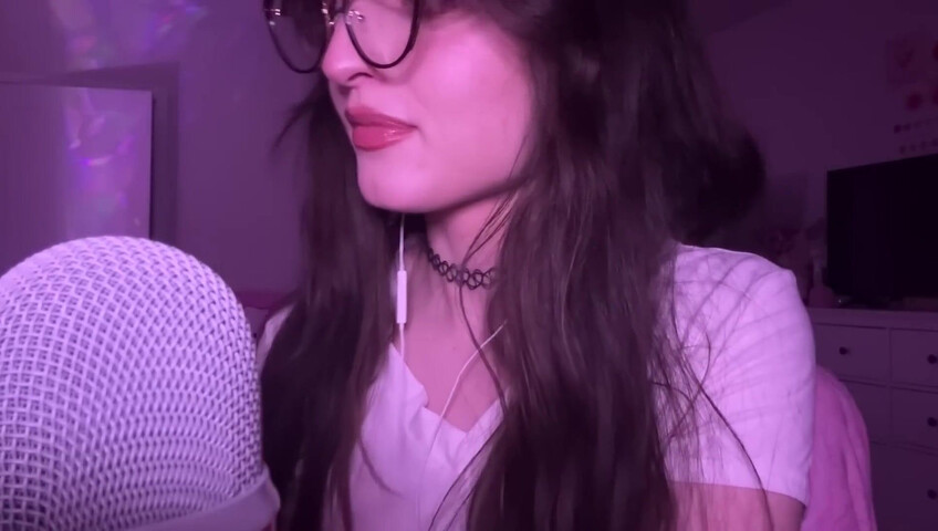 beebee ASMR - Manga Gripping, Tapping, Upclose Whispering